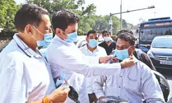 DPCC takes masks   to streets to ‘wake up’ govt on pollution