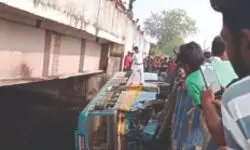 Rajarhat: Over 40 people injured as bus loses control, falls into canal; driver flees Rajarhat: Over 40 people injured as bus loses control, falls into canal; driver flees