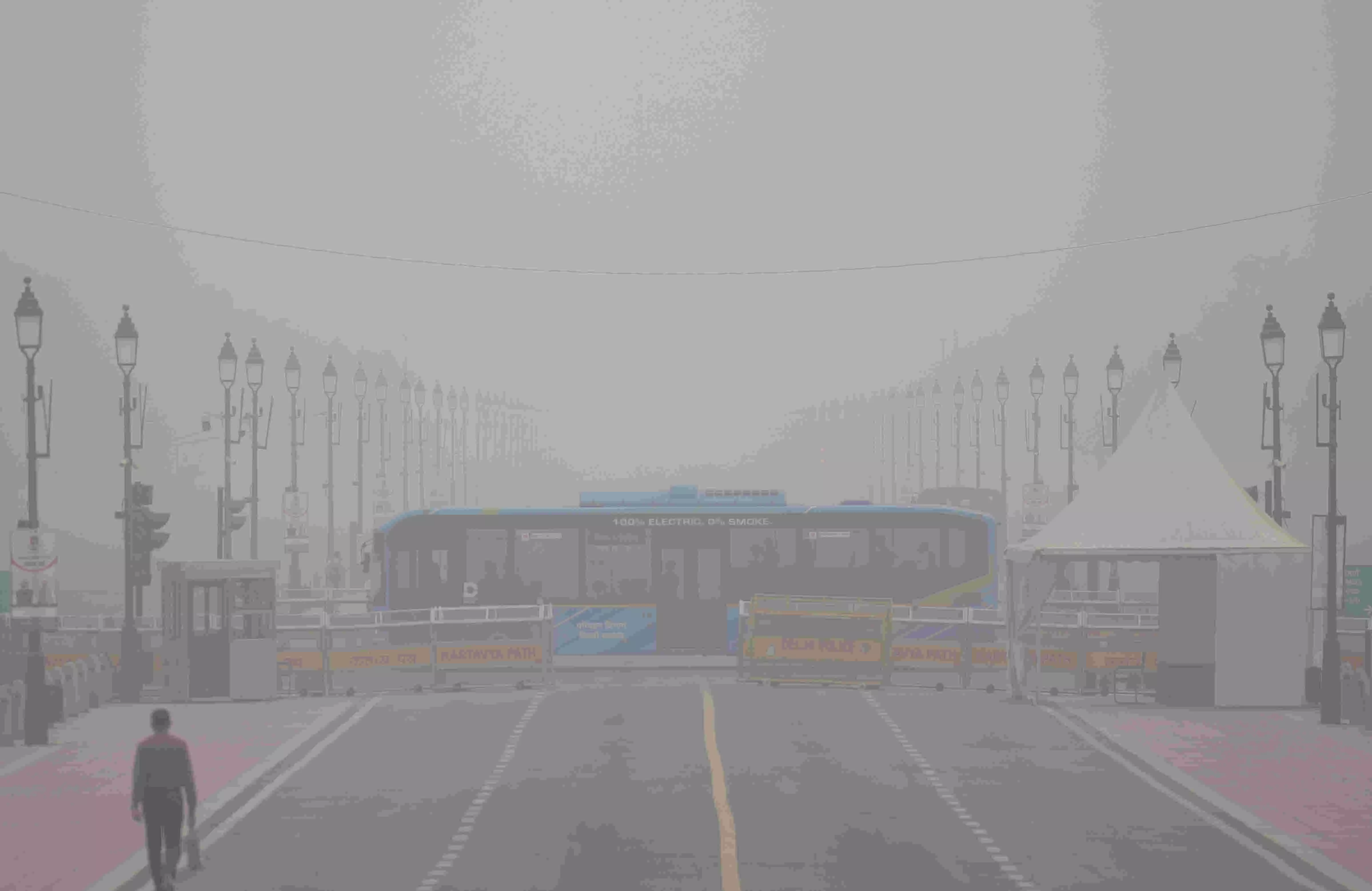 Delhis air quality remains very poor at 309, shallow fog blankets city Delhis air quality remains very poor at 309, shallow fog blankets city