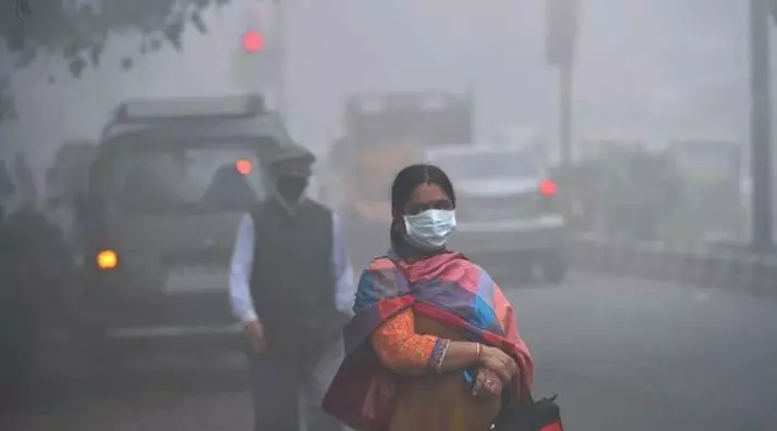 Delhi in Red Zone, air nears ‘severe’, AQI crosses 400 in many areas Delhi in Red Zone, air nears ‘severe’, AQI crosses 400 in many areas