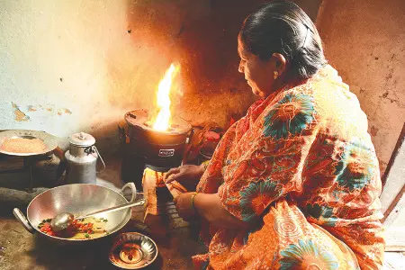 Delhi govt to extend benefits of Ujjwala Yojana to slum clusters