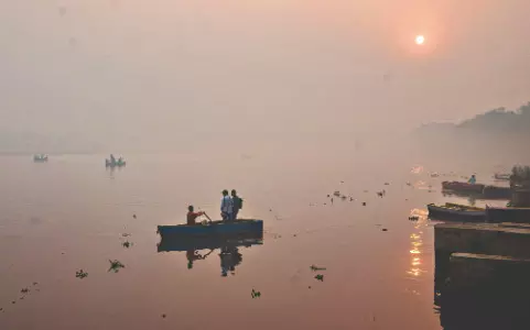 Delhi gasping: AQI at 370; 50% govt staff to work from home Delhi gasping: AQI at 370; 50% govt staff to work from home