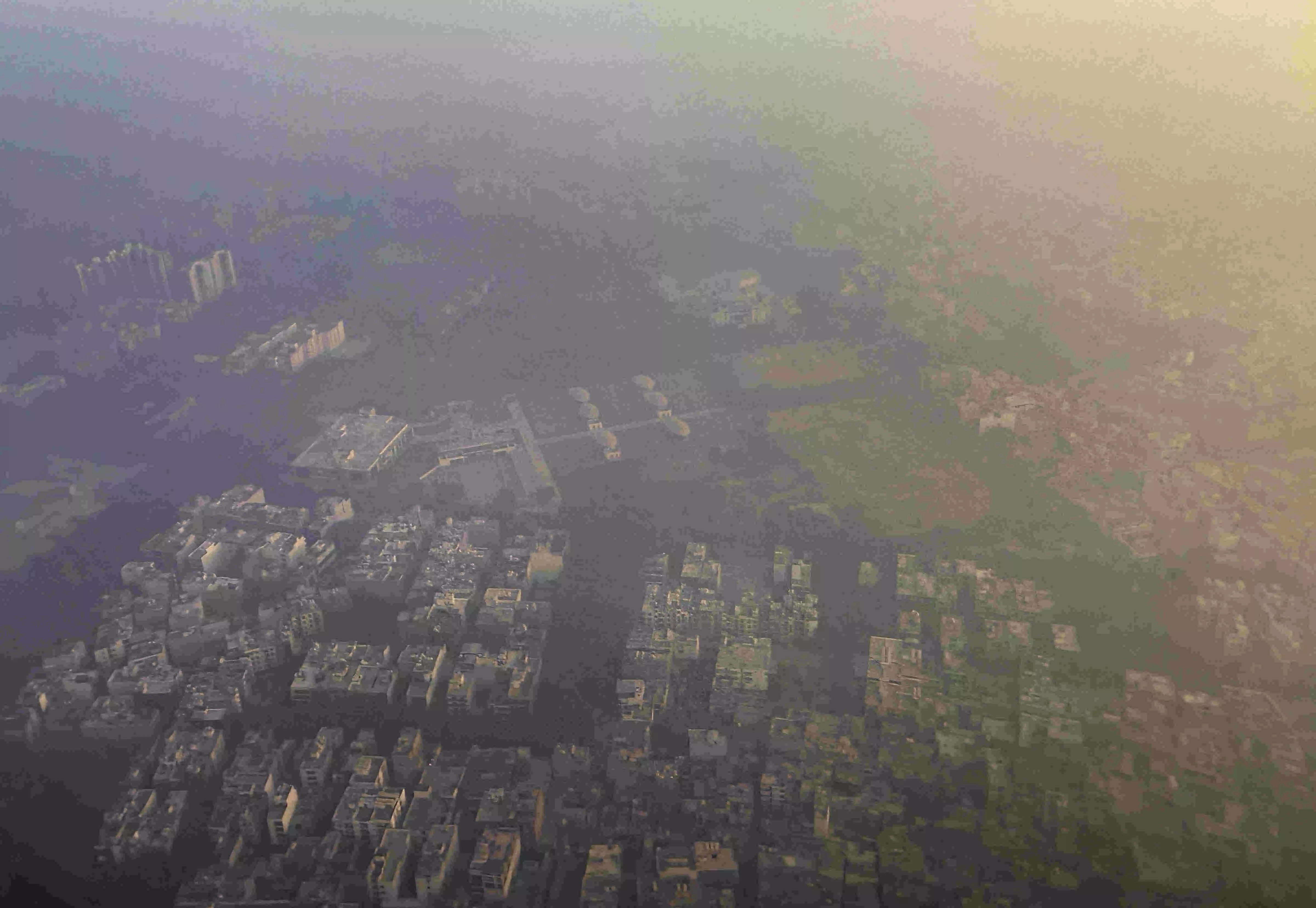 Delhi chokes under toxic smog as air quality dips to ‘severe’ levels Delhi chokes under toxic smog as air quality dips to ‘severe’ levels