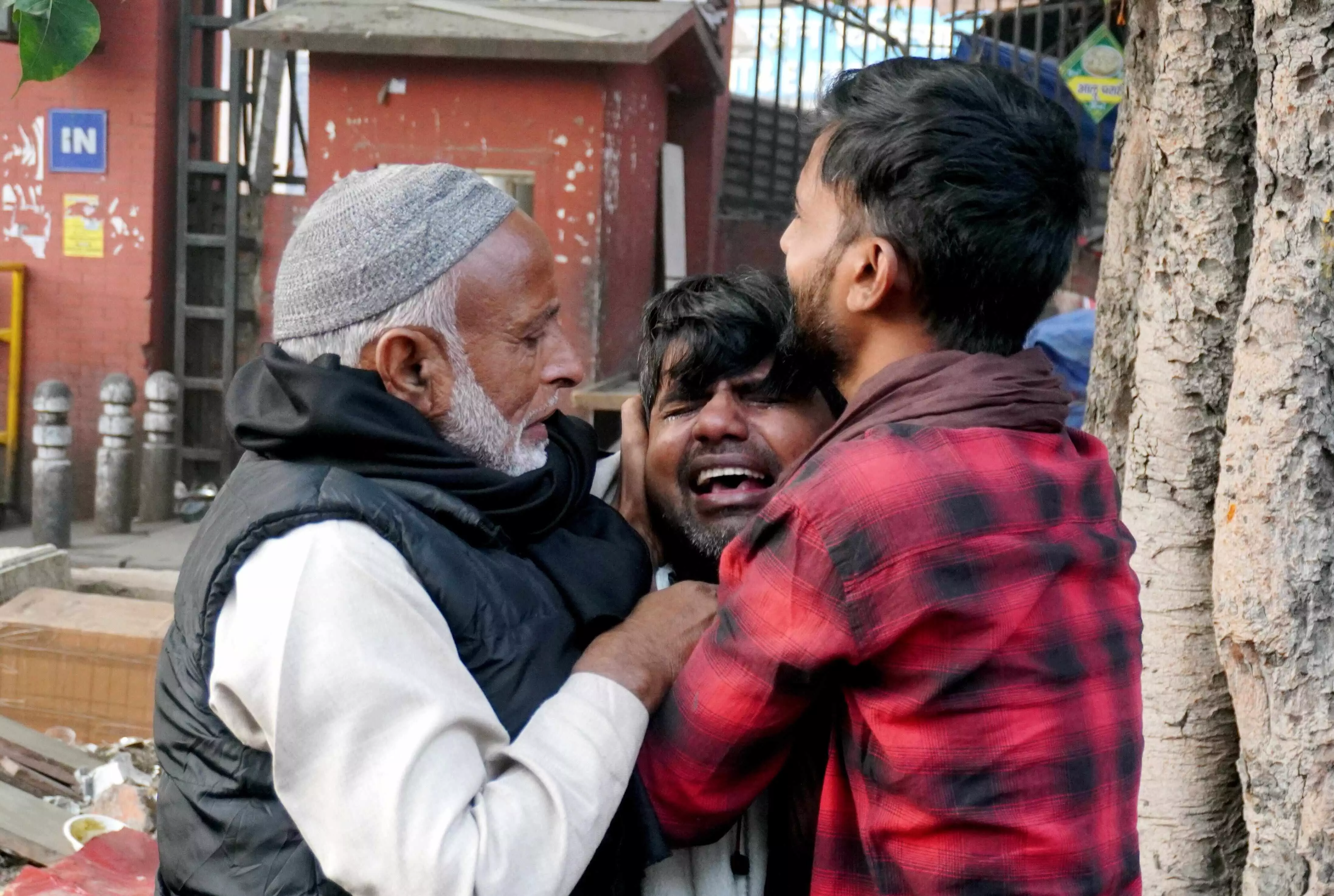 Tear and heartbreak outside LNJP Hospital as families gather to get bodies of Delhi blast victims
