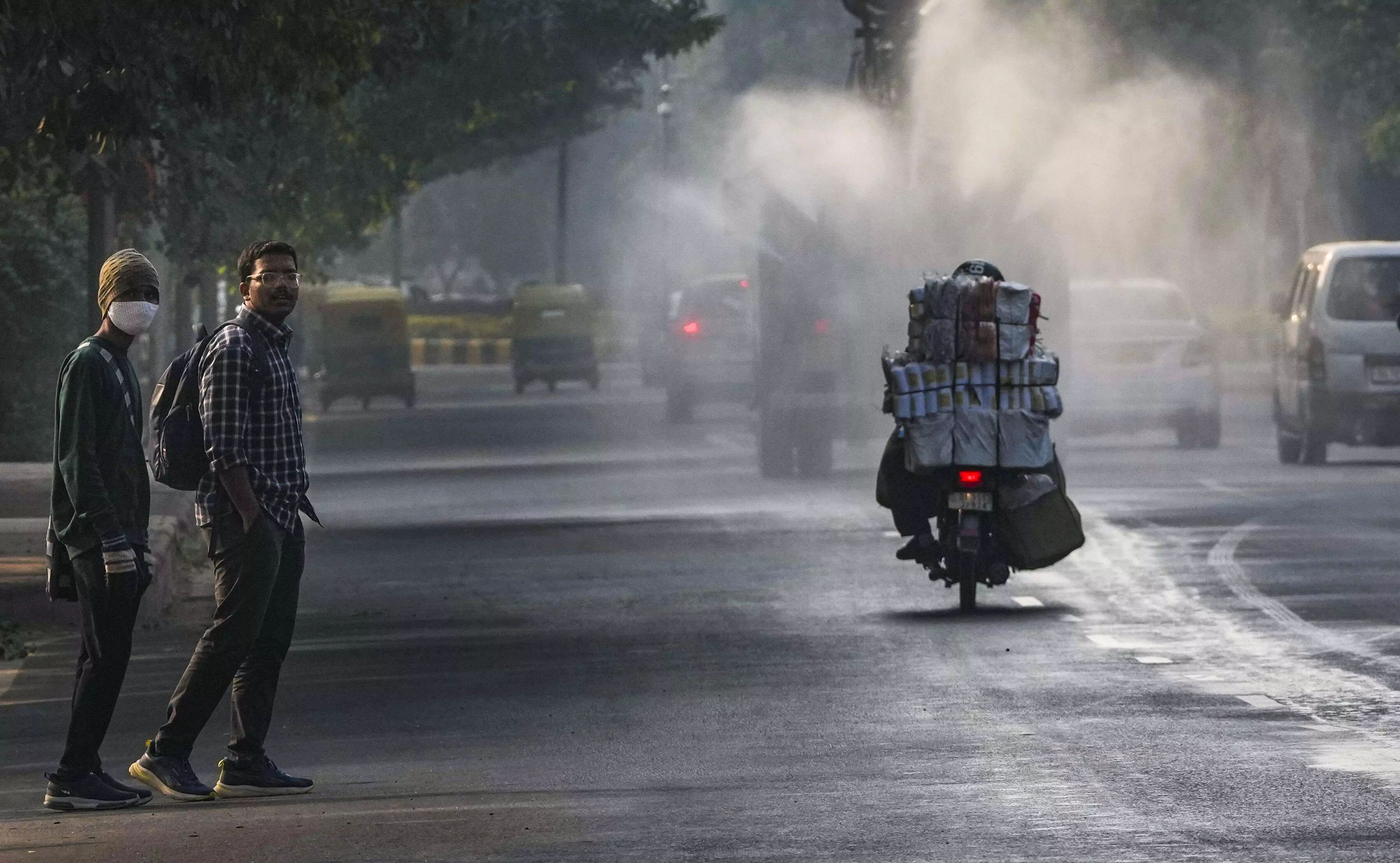 Delhi air quality remains very poor as city records seasons lowest temperature Delhi air quality remains very poor as city records seasons lowest temperature