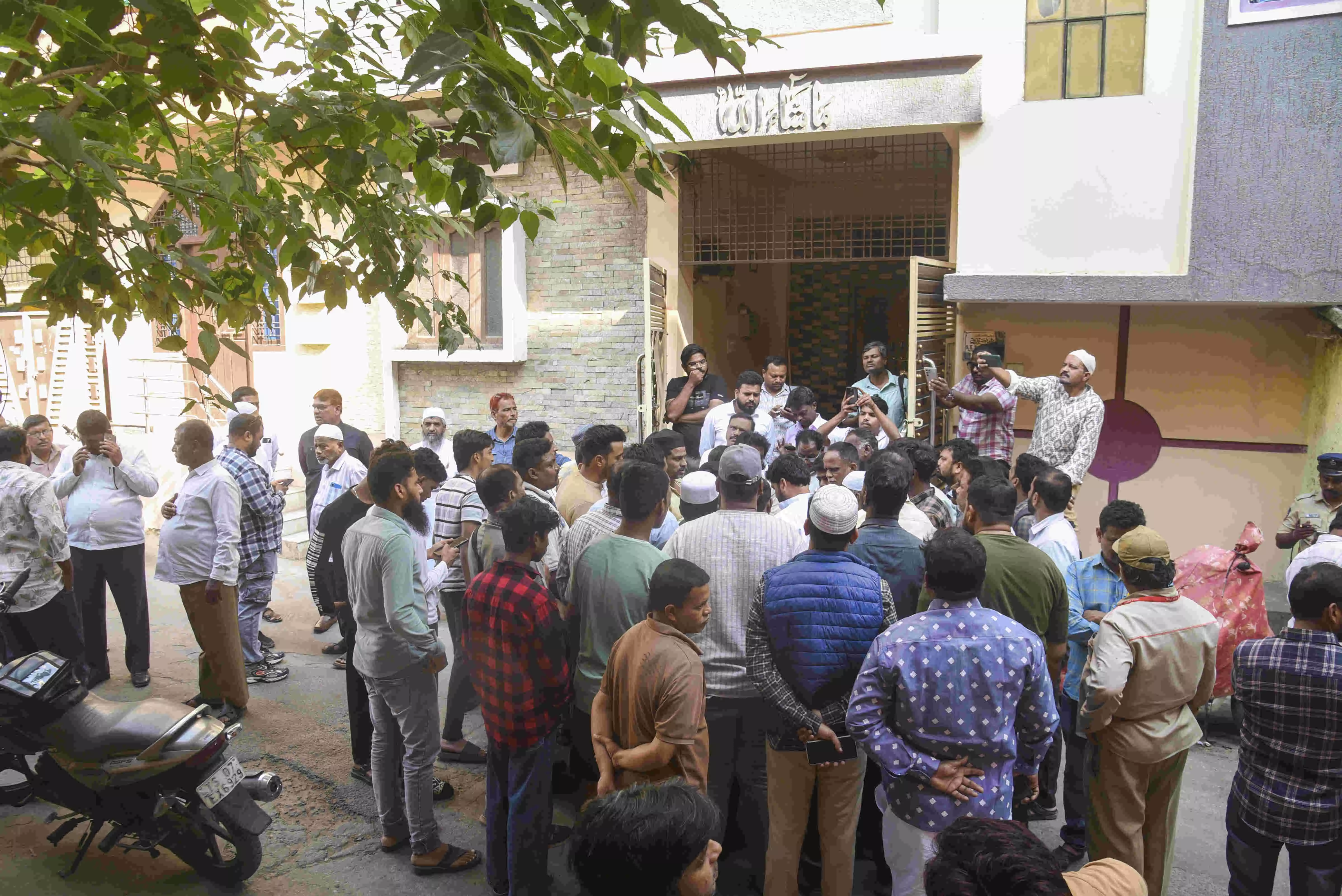 Indian consulate sets up camp in Madinah for bus accident victims Indian consulate sets up camp in Madinah for bus accident victims