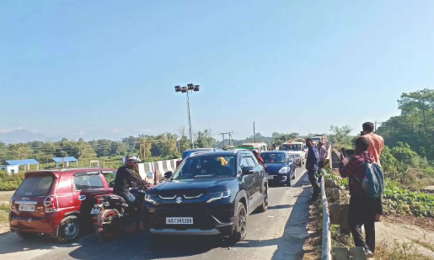 Geragenda Bridge: Heavy vehicle ban leads to traffic snarl