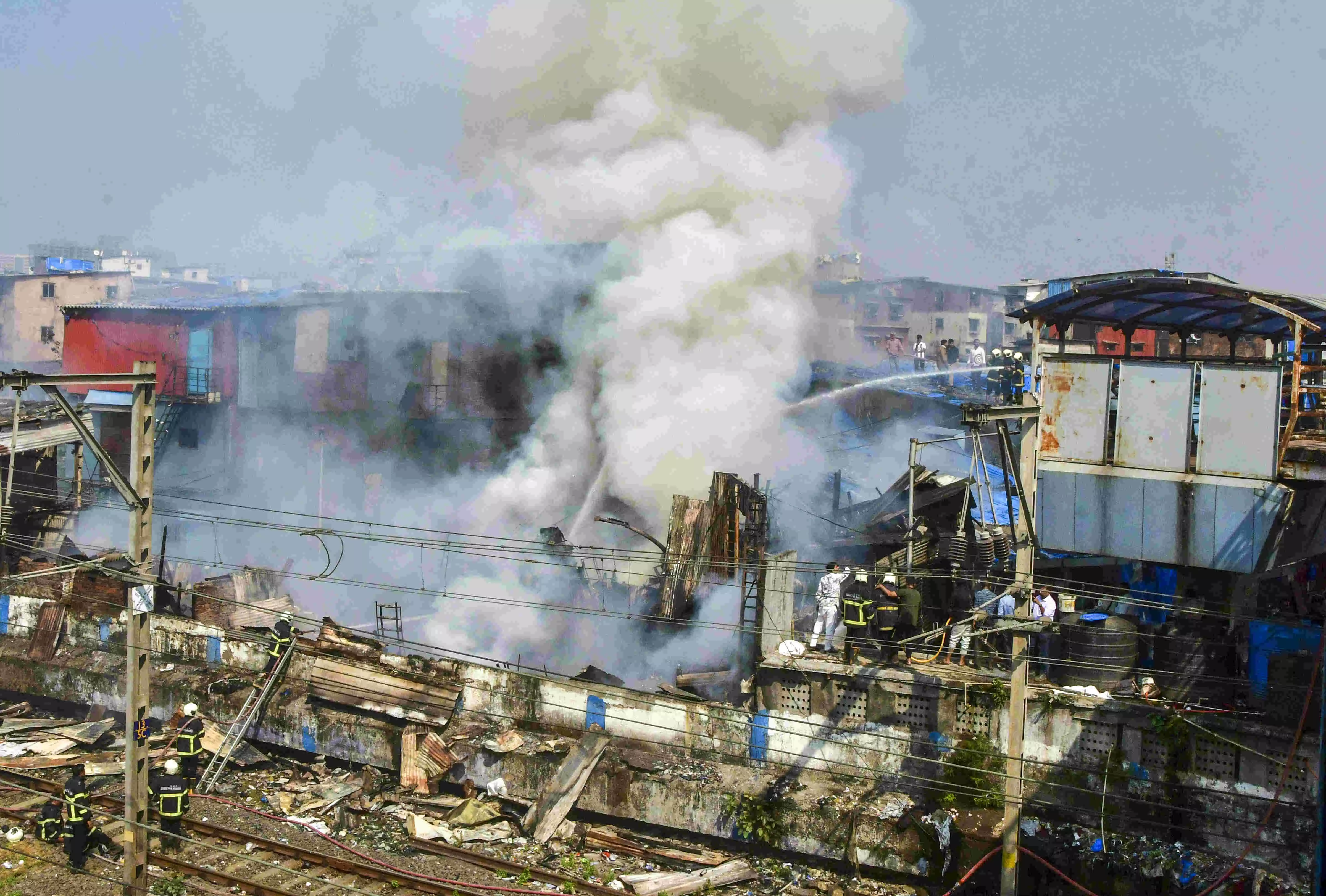 Several shanties gutted in major fire close to Mumbai Harbour line train tracks; nobody hurt