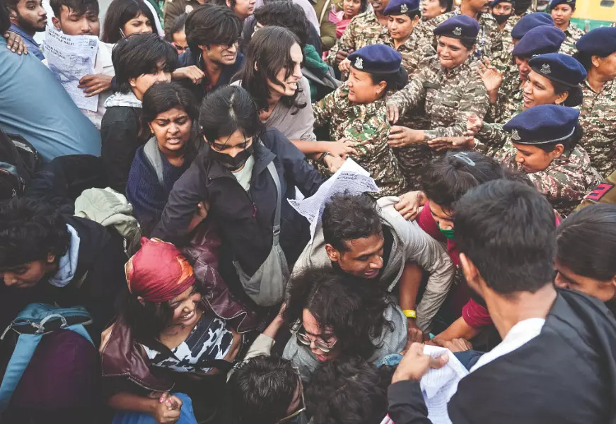 Protest at India Gate turns tense as agitators use pepper spray on cops