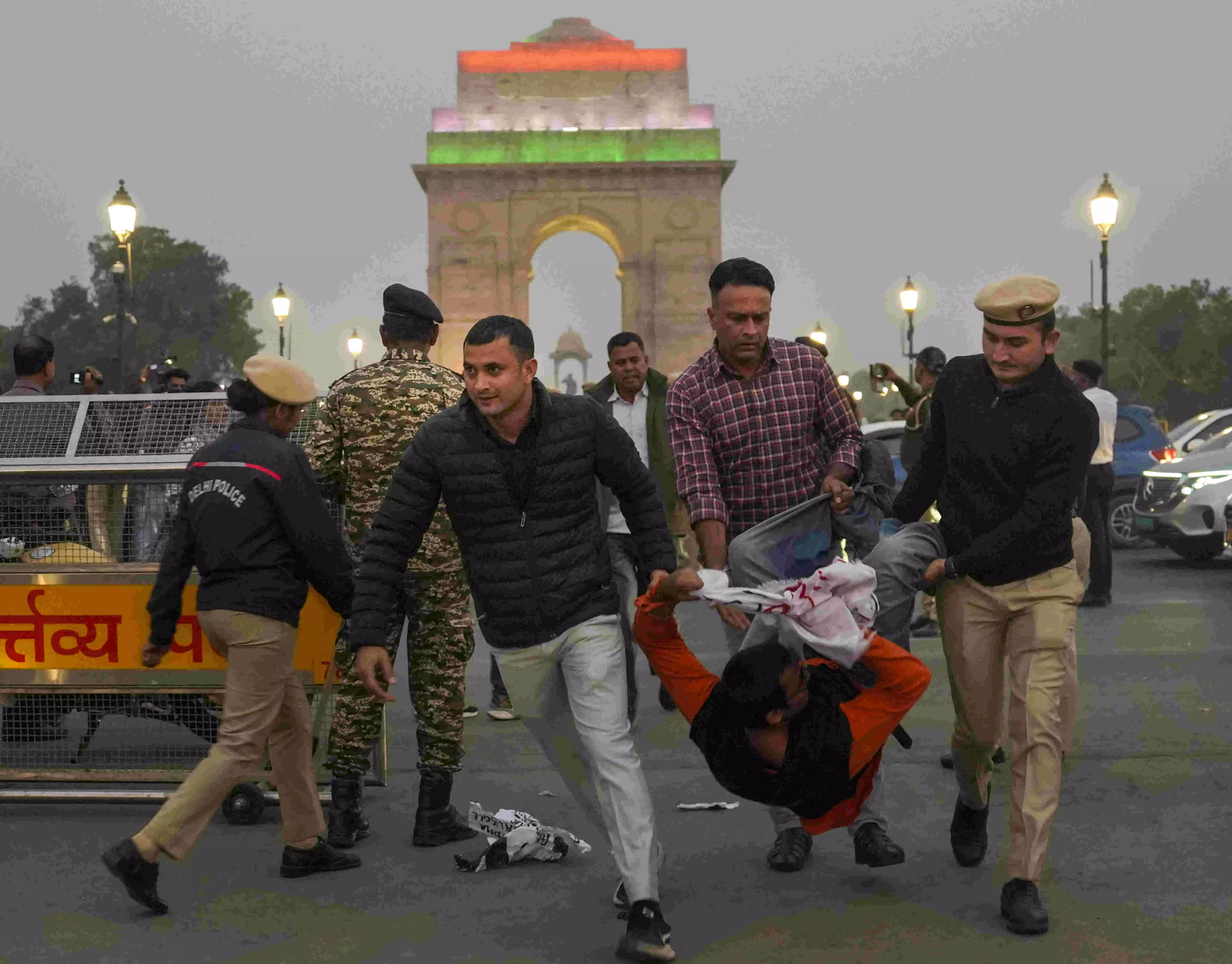 15 arrested for using pepper spray on Delhi Police during air pollution protest 15 arrested for using pepper spray on Delhi Police during air pollution protest