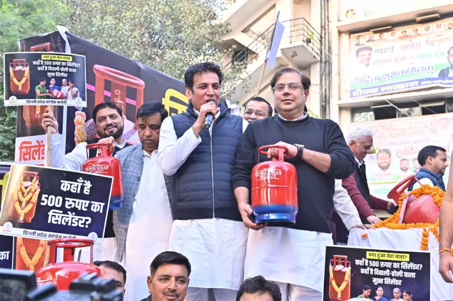 Congress holds funeral procession of LPG cylinders, accuses BJP government of betraying promise of free cylinder