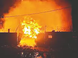 Howrah: Massive fire under Bali Nivedita Bridge destroys four shops