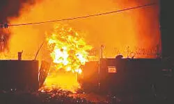 Howrah: Massive fire under Bali Nivedita Bridge destroys four shops Howrah: Massive fire under Bali Nivedita Bridge destroys four shops