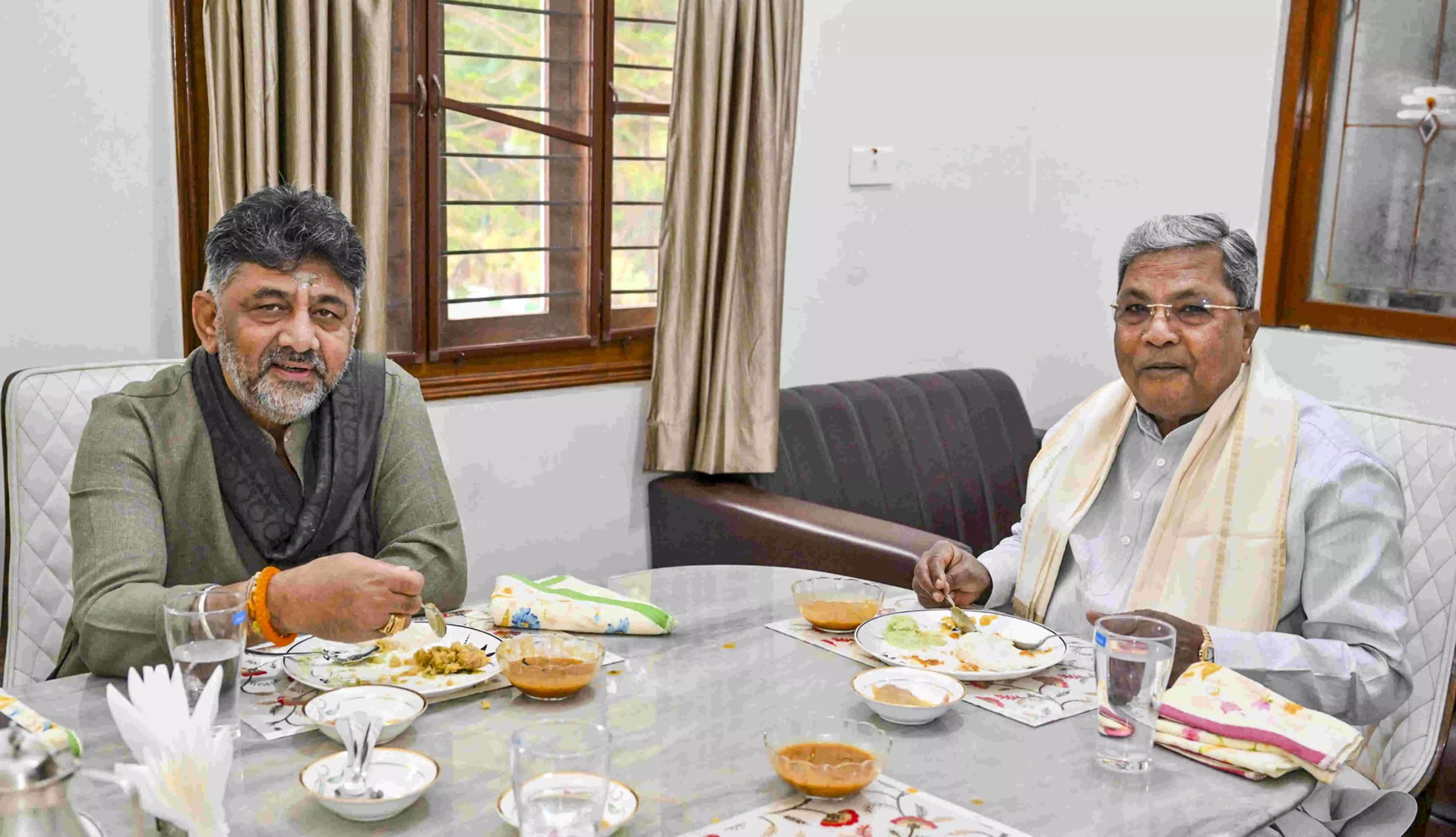 Leadership row: Siddaramaiah, DKS share meal, put up united front