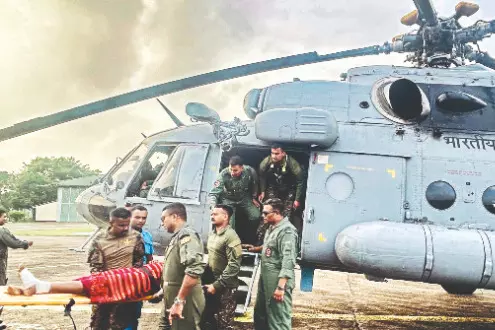 India evacuates last batch   of stranded citizens from SL