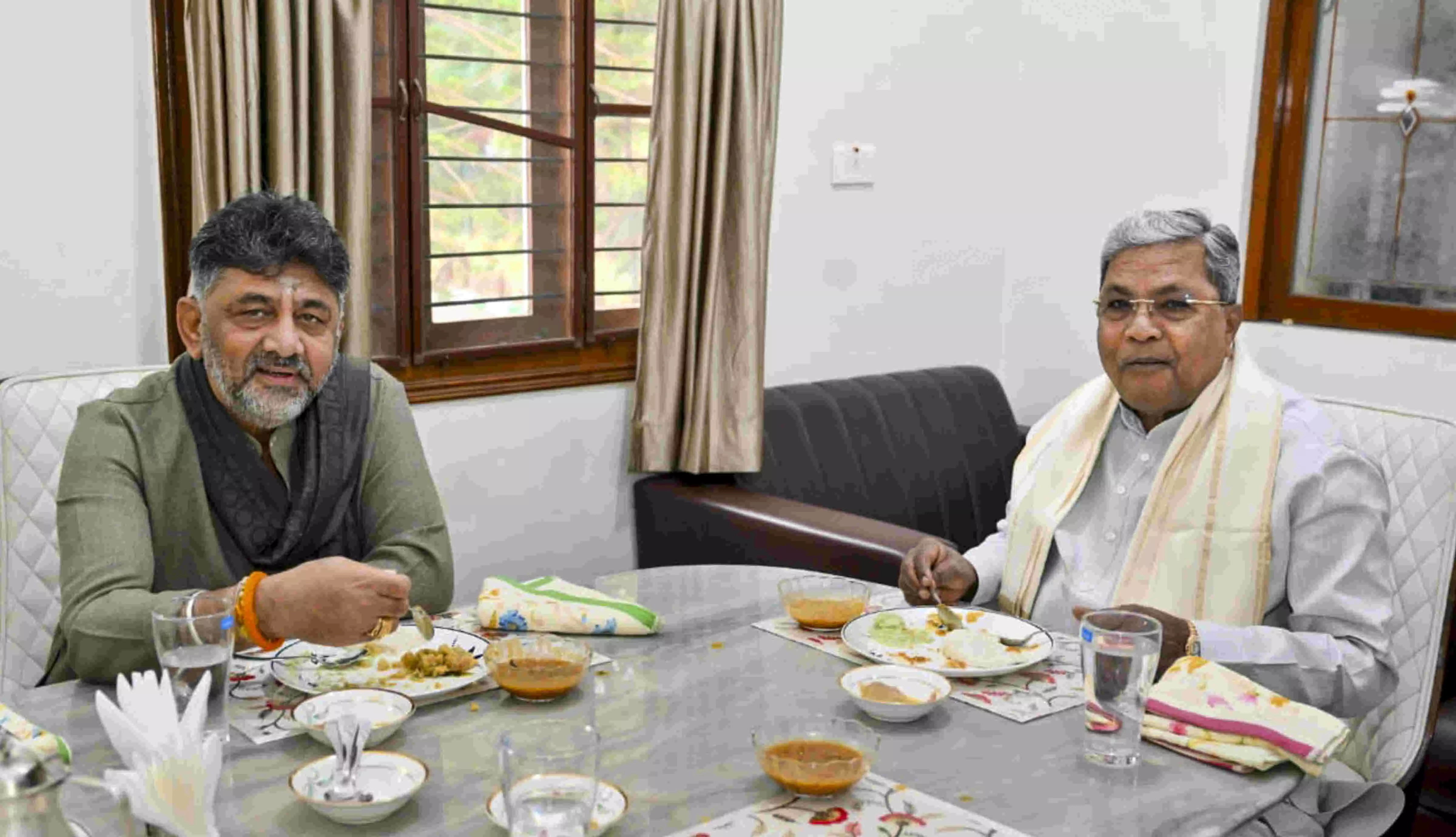 With truce on Menu, DK Shivakumar hosts Siddaramiah for second breakfast meet