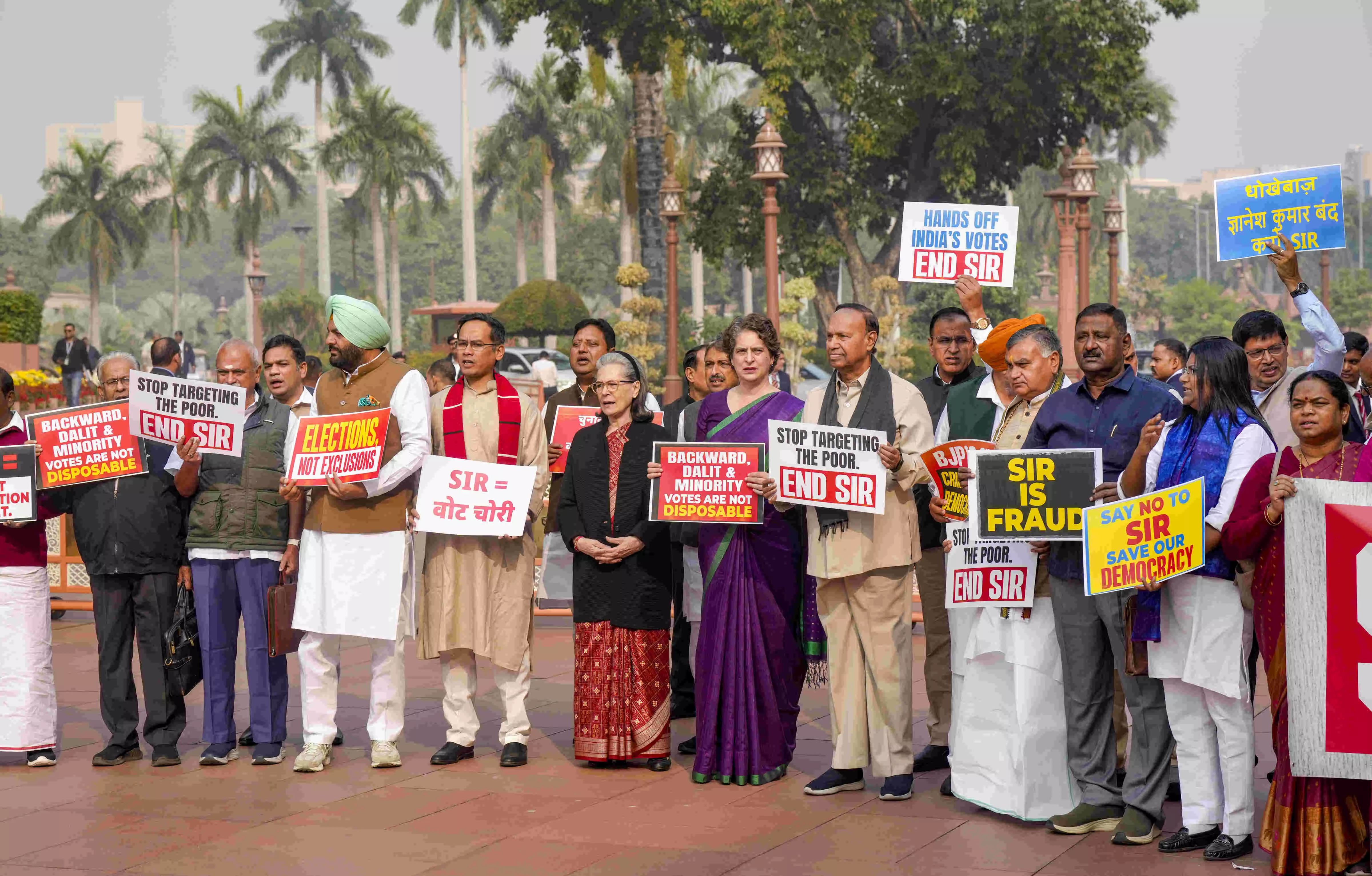 Winter Session | ‘Vote chor, gaddi chod’ slogans disrupt Day 2; Both houses of Parliament adjourned Winter Session | ‘Vote chor, gaddi chod’ slogans disrupt Day 2; Both houses of Parliament adjourned