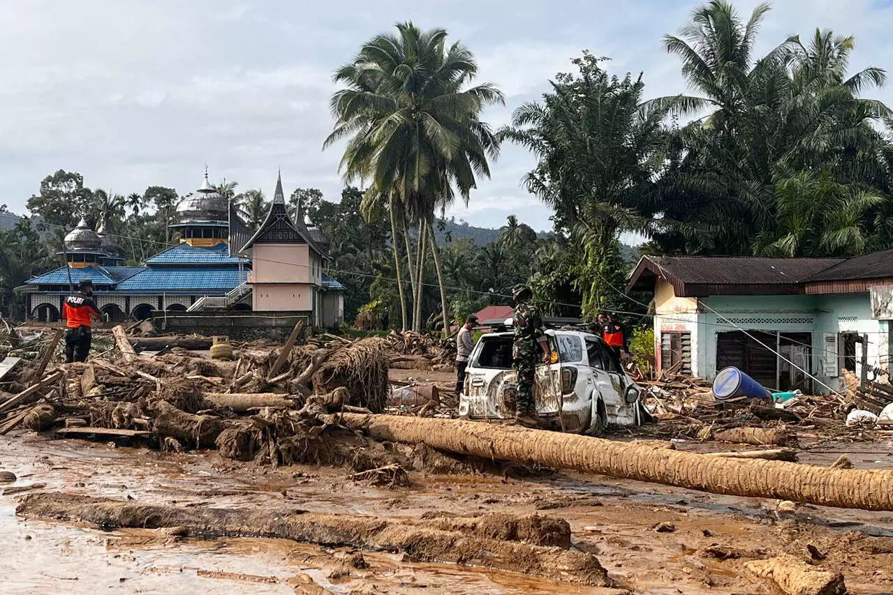 Over 1,200 dead from floods in Indonesia, Sri Lanka, Thailand as rescue efforts intensify Over 1,200 dead from floods in Indonesia, Sri Lanka, Thailand as rescue efforts intensify