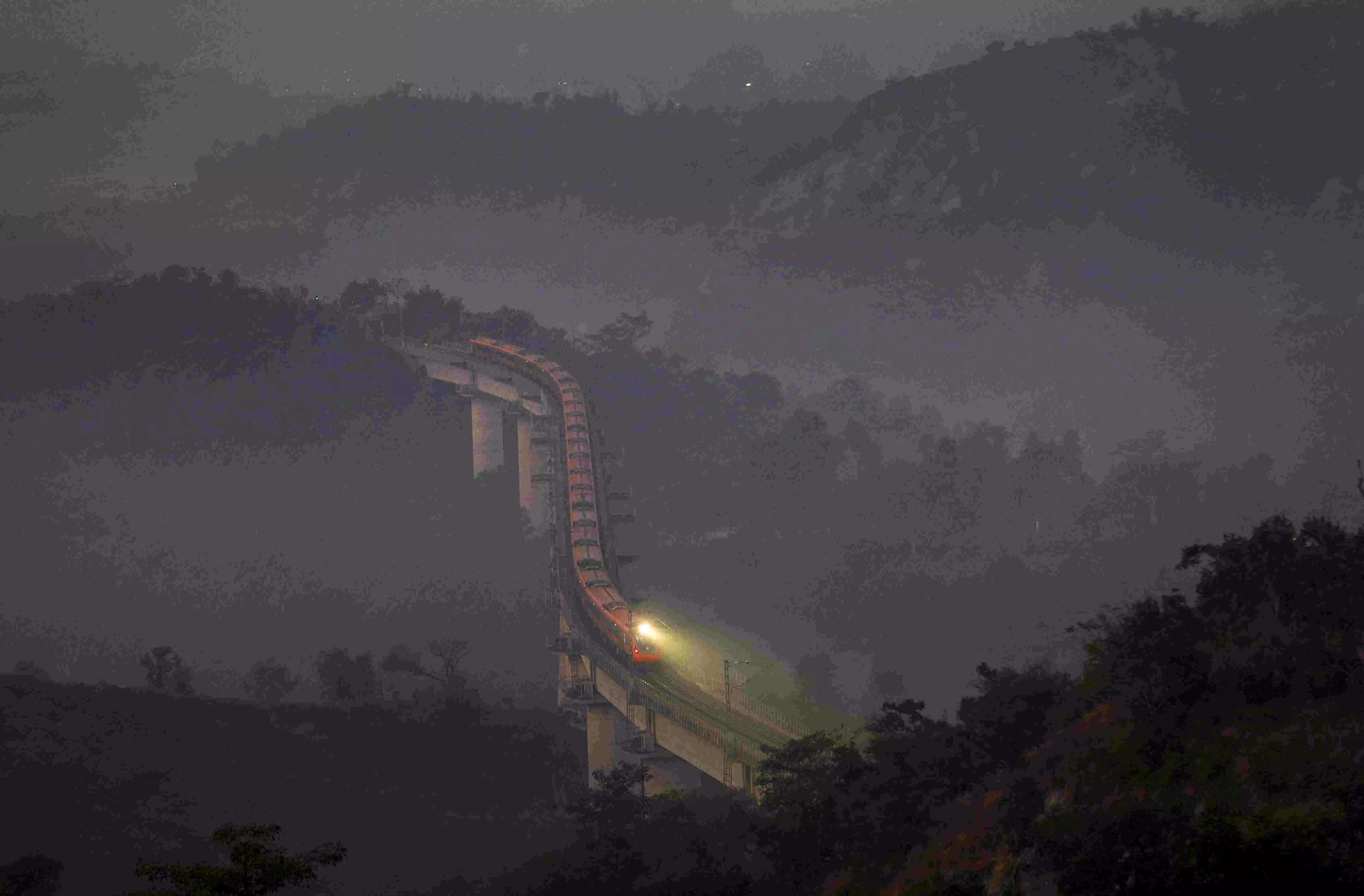 Delhi air quality nears ‘severe’ level, multiple spots record AQI above 400