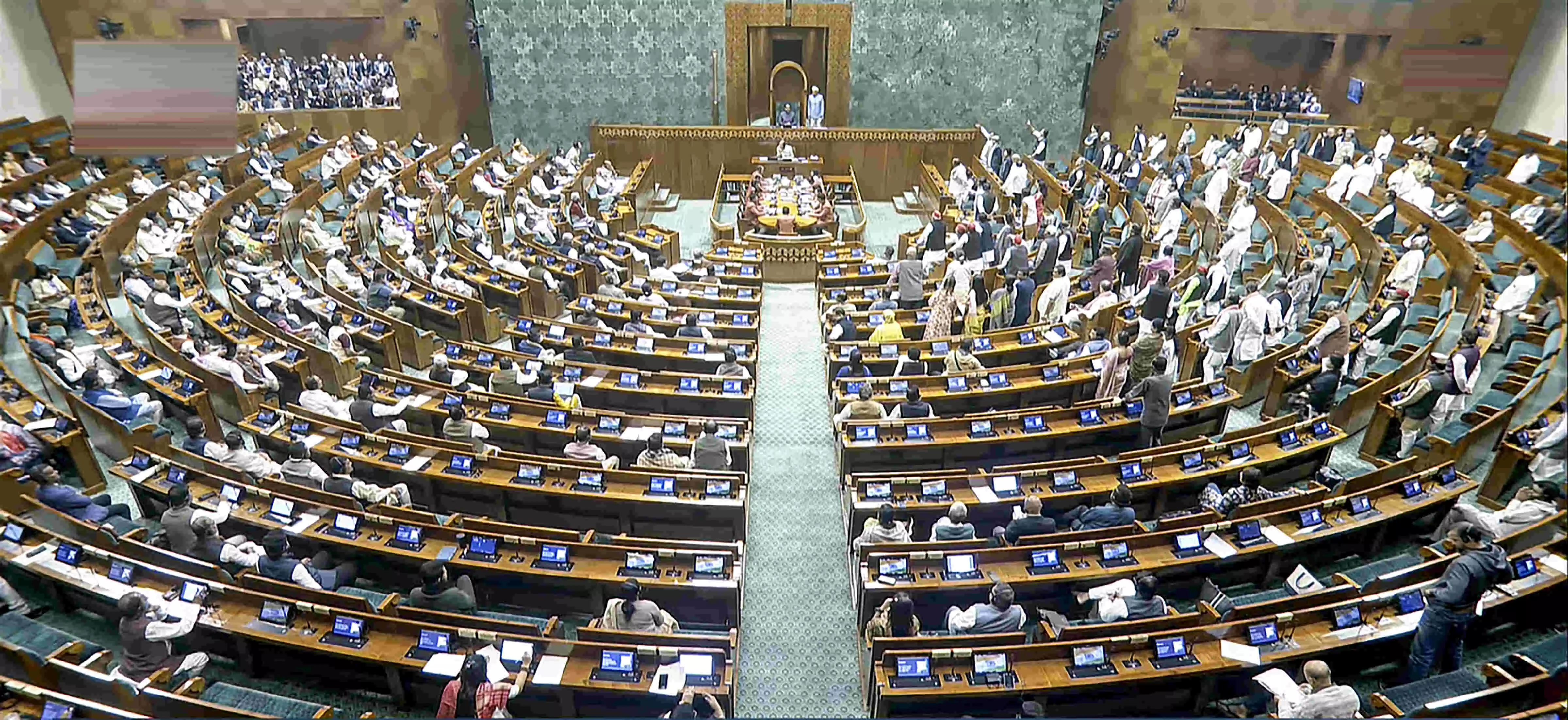 Lok Sabh functions smoothly; Takes up Question Hour