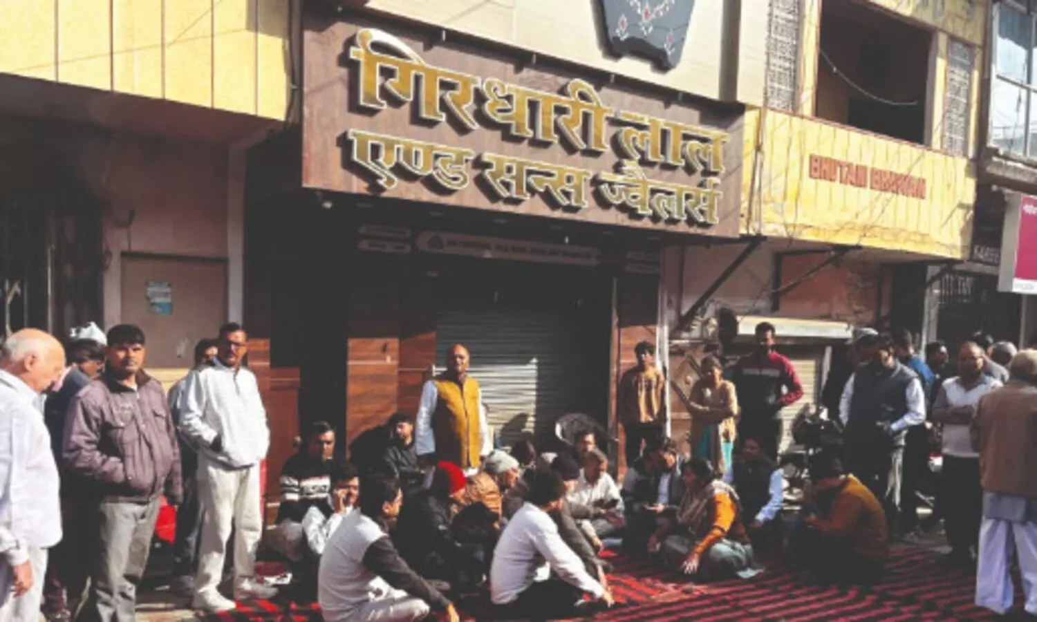 Masked robber uses chilli powder, fatally stabs 75-yr-old jeweller in Gzb