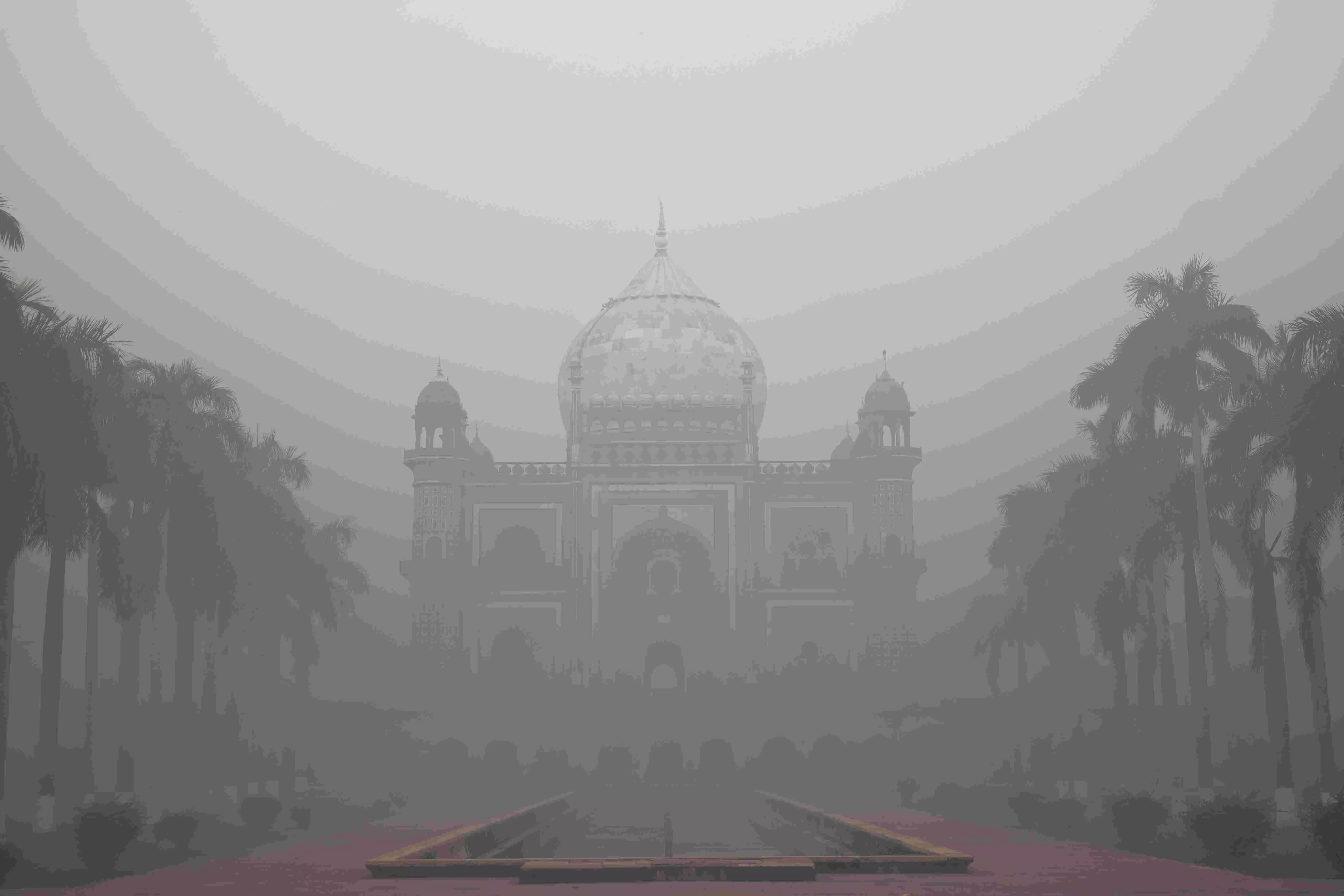 Delhi air quality remains in very poor category with persistent smog; AQI at 323