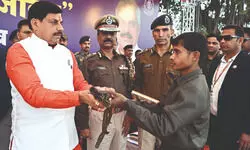 MP: 10 Naxals surrender before CM in Balaghat MP: 10 Naxals surrender before CM in Balaghat