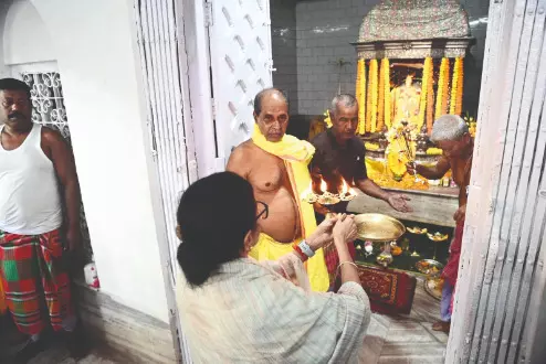 Cooch Behar: Mamata offers   prayers at Madan Mohan Temple