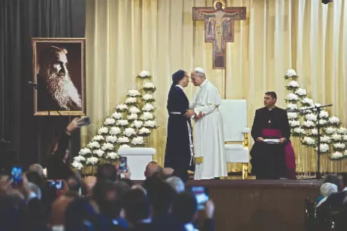 Pope gets into Christmas spirit with prayer for peace at Spanish Steps Pope gets into Christmas spirit with prayer for peace at Spanish Steps