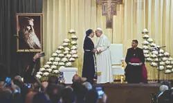 Pope gets into Christmas spirit with prayer for peace at Spanish Steps Pope gets into Christmas spirit with prayer for peace at Spanish Steps