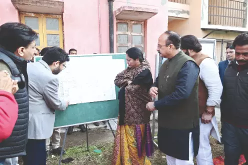 CM inspects neglected Bhalaswa EWS flats CM inspects neglected Bhalaswa EWS flats