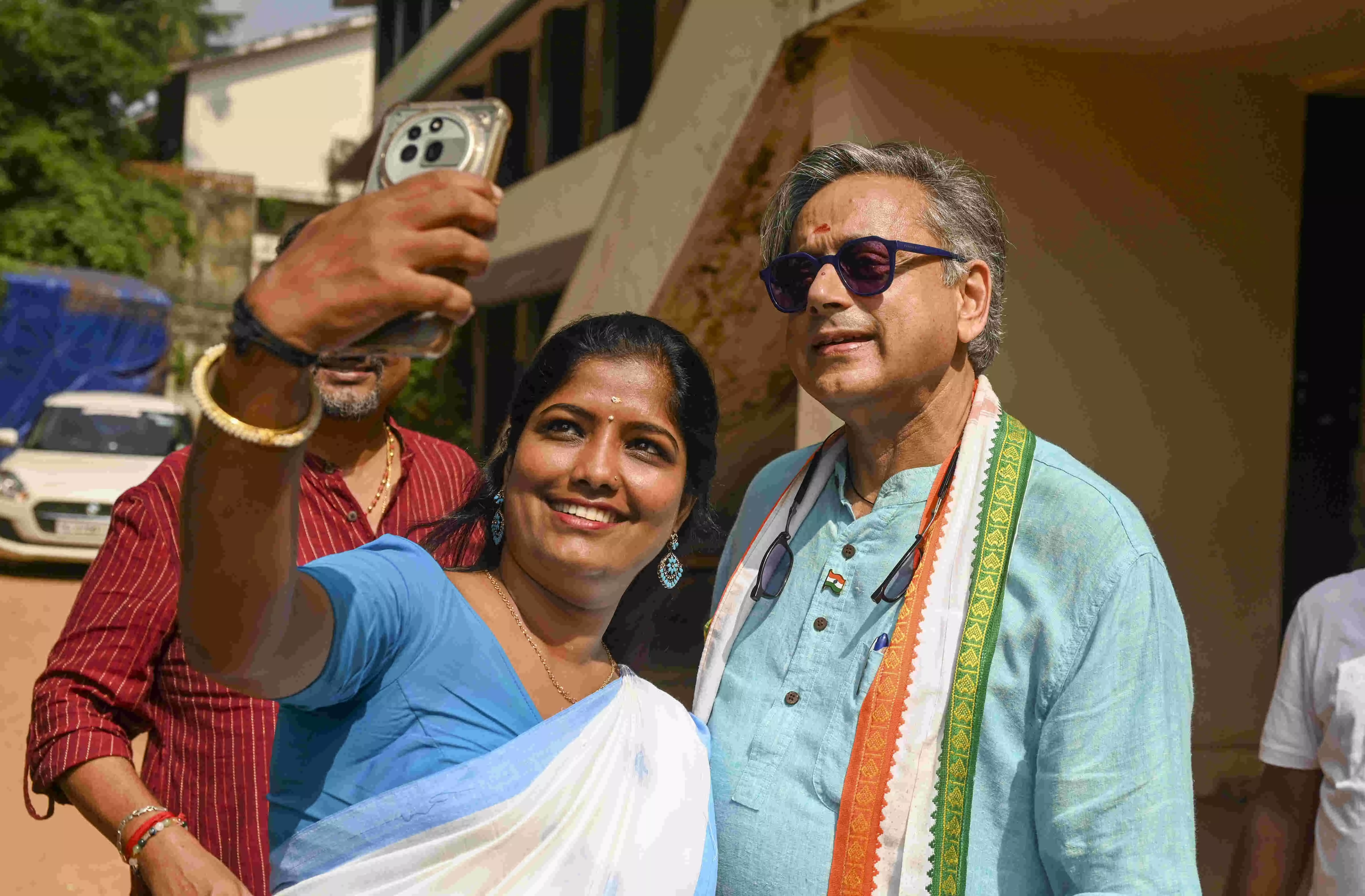 Will not accept Veer Savarkar Award nor attend the ceremony: Shashi Tharoor Will not accept Veer Savarkar Award nor attend the ceremony: Shashi Tharoor