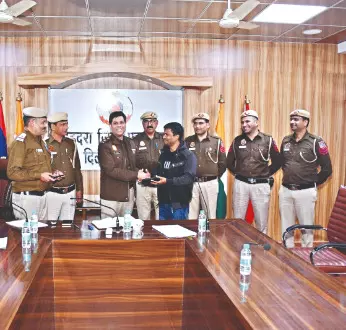 Delhi Police return 625 lost phones to their owners worth Rs 1 cr Delhi Police return 625 lost phones to their owners worth Rs 1 cr