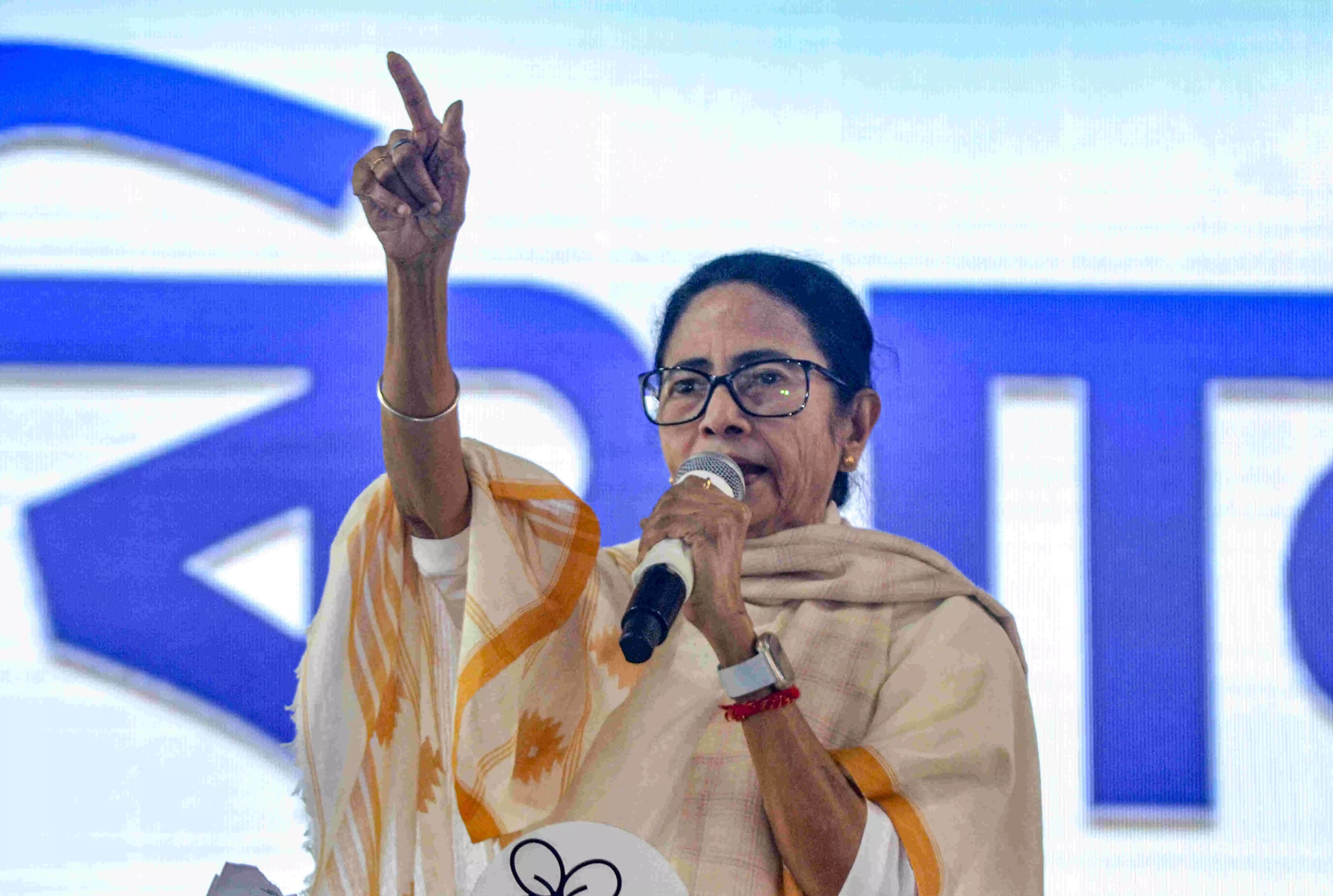 Mamata calls Shah dangerous, warns of dharna if any eligible voter is deleted from list during SIR Mamata calls Shah dangerous, warns of dharna if any eligible voter is deleted from list during SIR