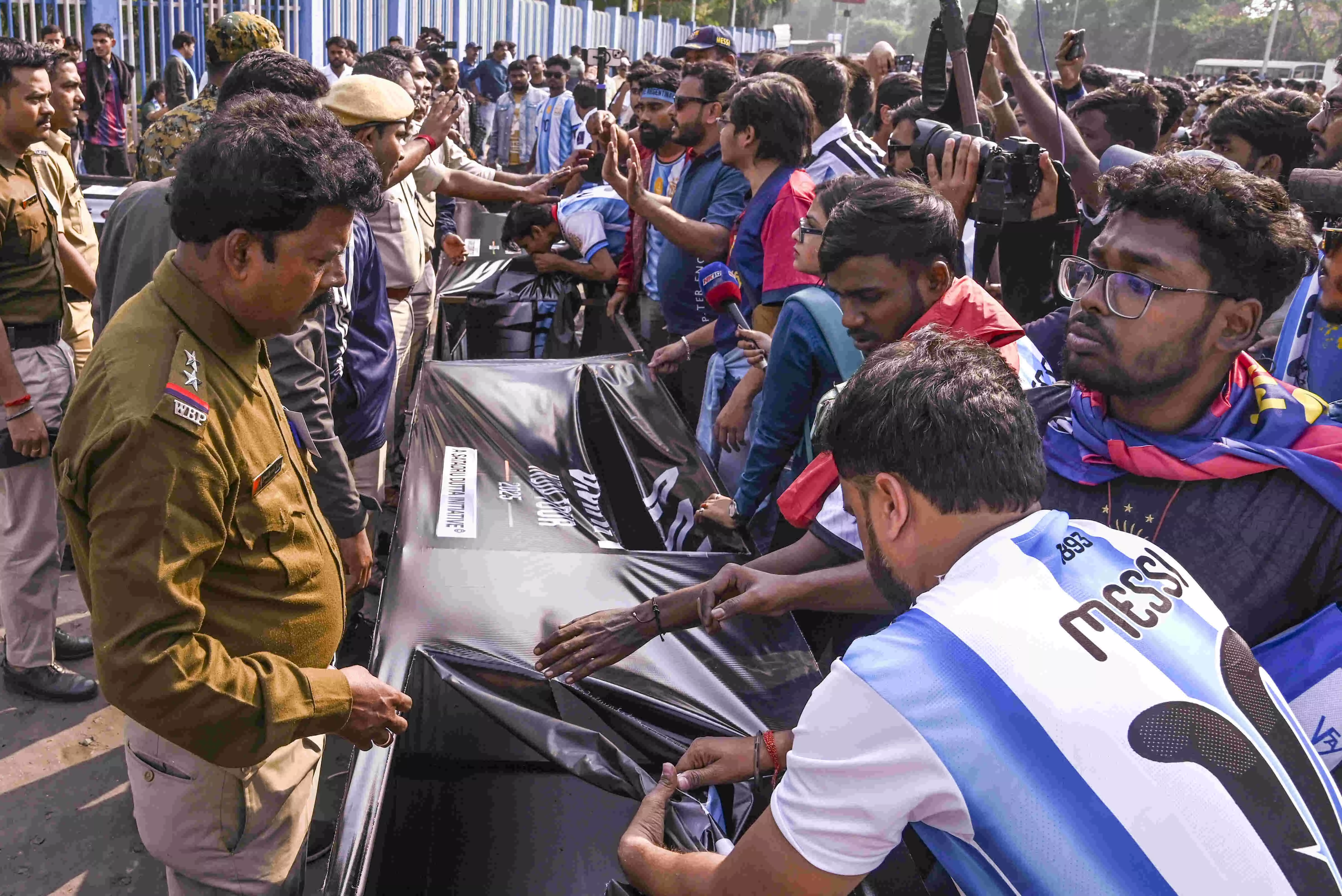 Unable to see Messi, irked fans vandalise stadium; CM orders ‘mismanagement’ probe Unable to see Messi, irked fans vandalise stadium; CM orders ‘mismanagement’ probe