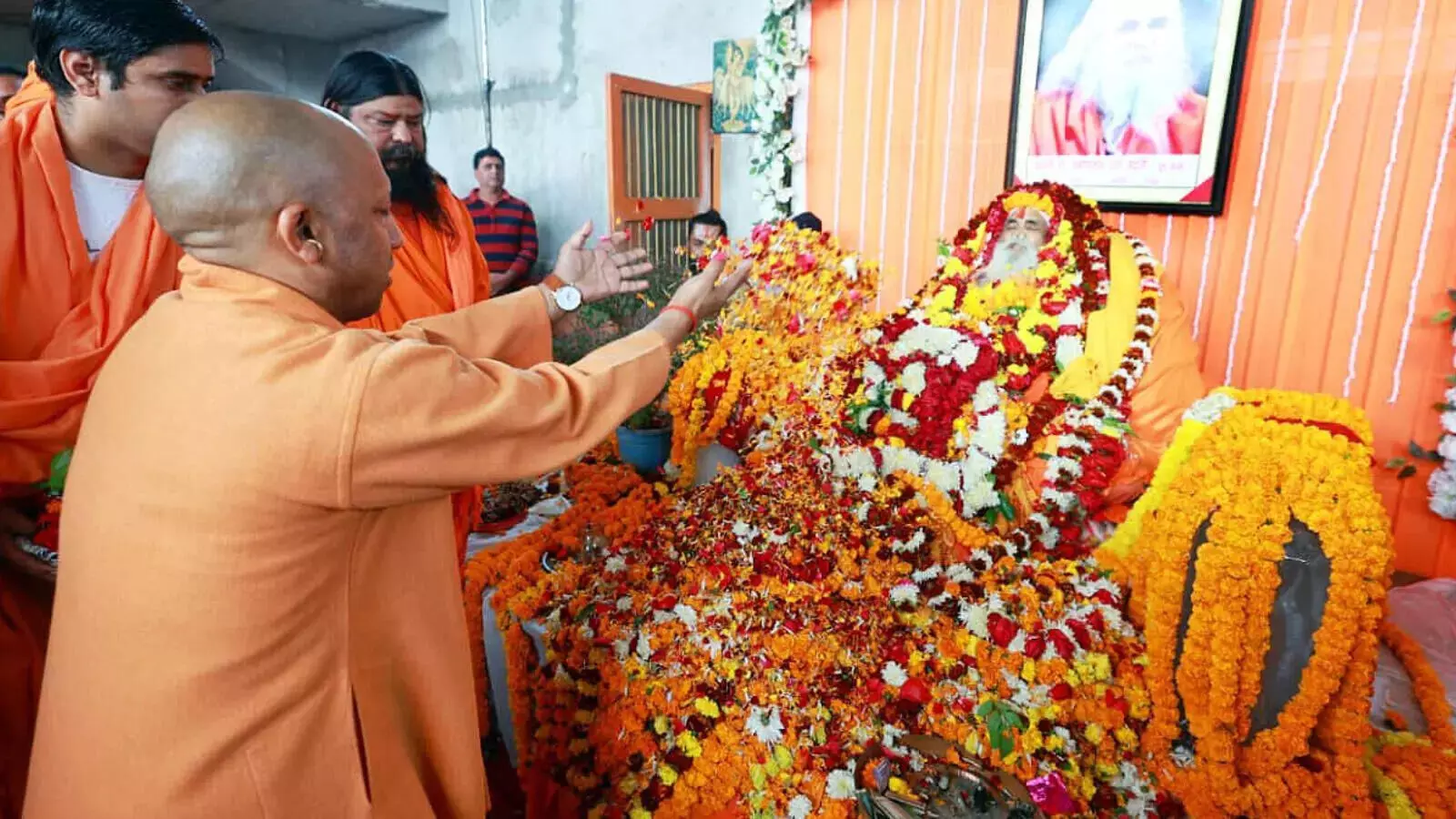 CM Yogi pays tribute to late Dr. Ramvilas Vedanti Ji Maharaj CM Yogi pays tribute to late Dr. Ramvilas Vedanti Ji Maharaj