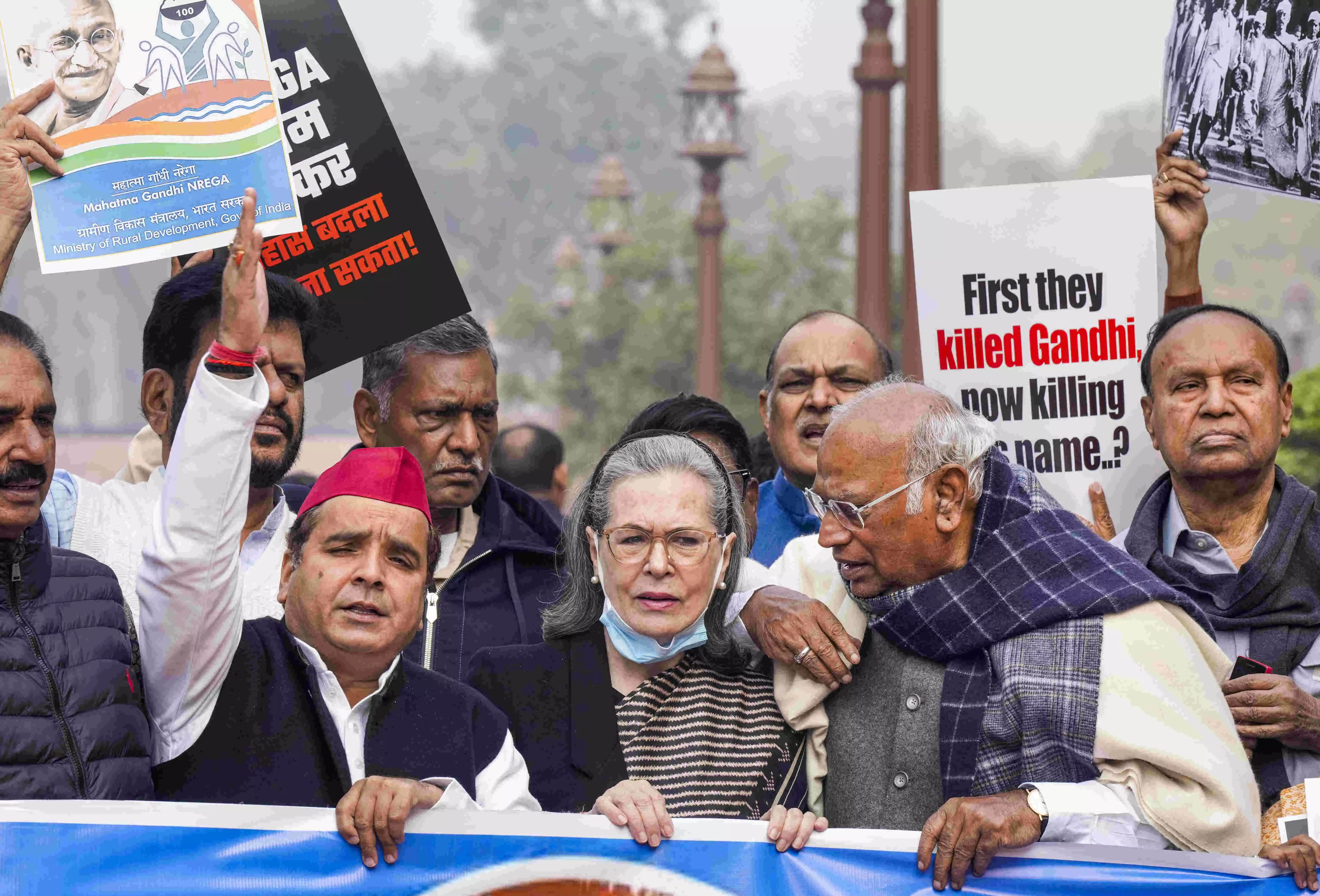 G RAM G bill | Oppositions protest march in Parliament complex, Kharge vows to take fight to streets G RAM G bill | Oppositions protest march in Parliament complex, Kharge vows to take fight to streets
