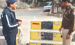 Ggm Traffic Police fit reflective tape on 7,000 vehicles amid fog