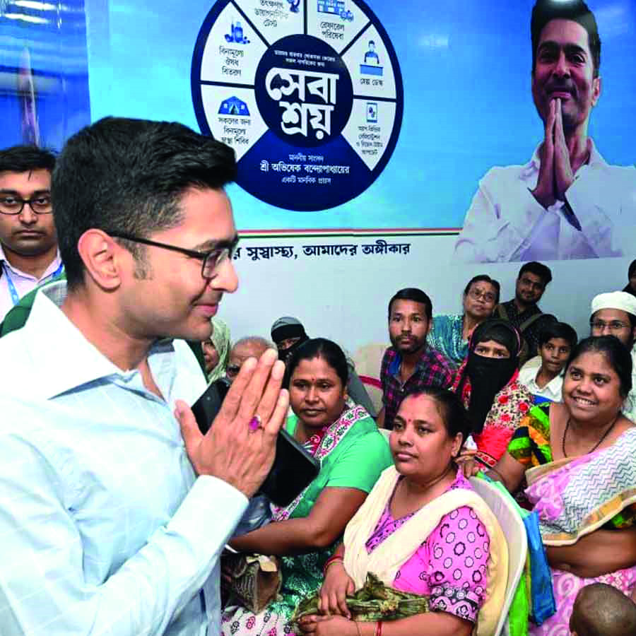Abhishek reviews ‘Sebaashray II’ health camp at Budge Budge