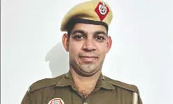 Constable averts massive disaster after gas cylinder catches fire in residential building