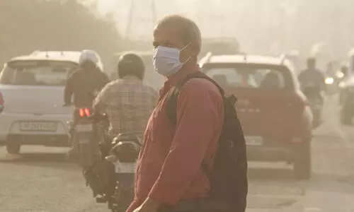 Delhi air quality slips to Very Poor as smog engulfs city; AQI crosses 300