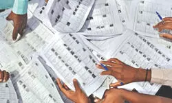 Hundreds scramble for documents in bid to get listed in electoral rolls
