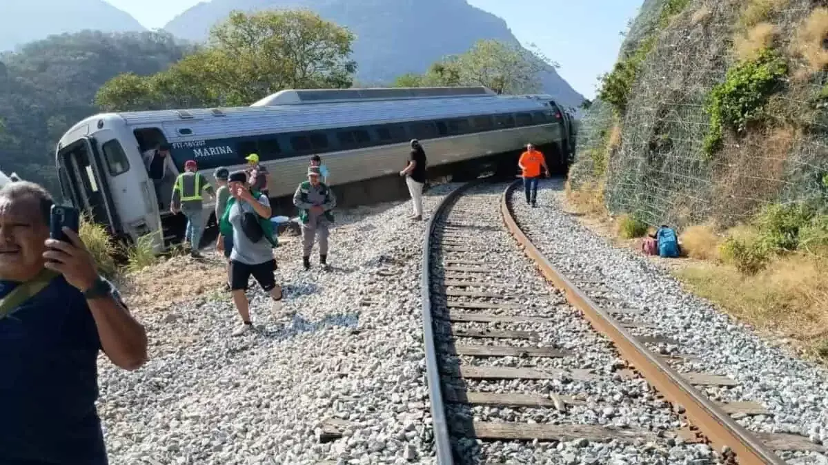 13 killed, 98 injured as passenger train derails on Isthmus of Tehuantepec Railway