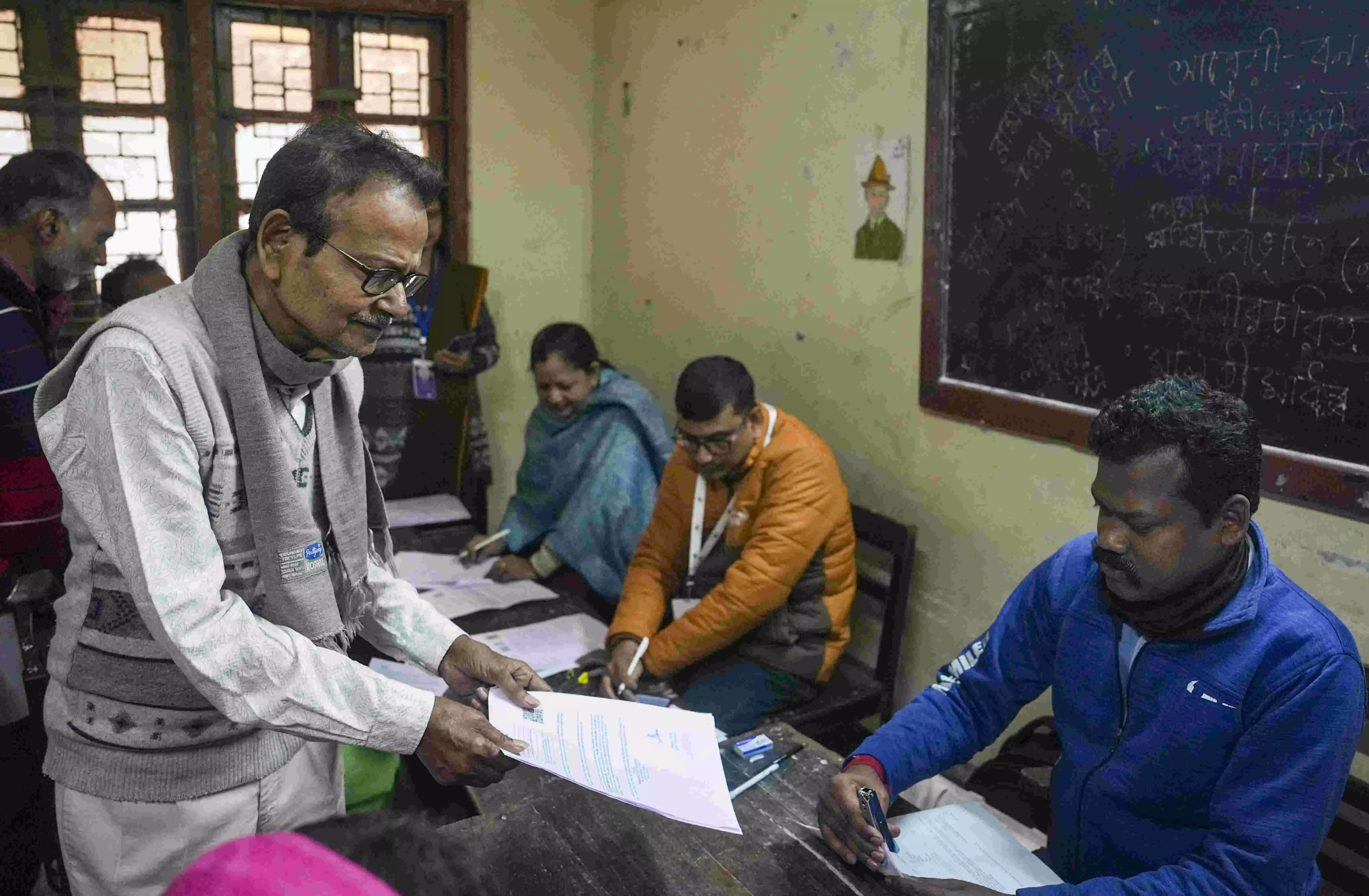TMC MLA halts SIR hearings in Hooghly, demands inclusion of party BLAs TMC MLA halts SIR hearings in Hooghly, demands inclusion of party BLAs