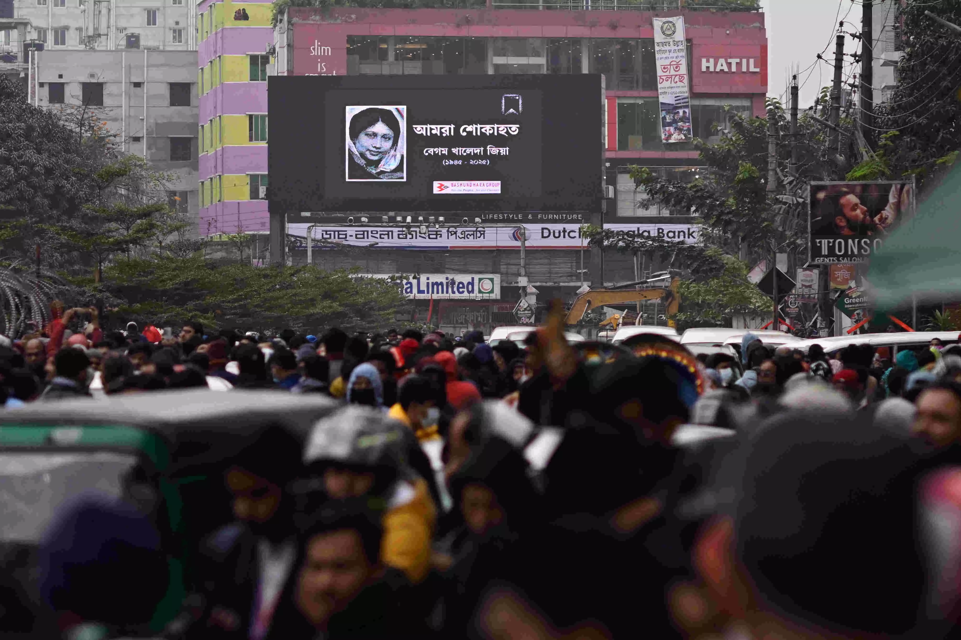 Former Bangladesh PM Khaleda Zias family pay their last respects to her ahead of Namaz-e-Janaza Former Bangladesh PM Khaleda Zias family pay their last respects to her ahead of Namaz-e-Janaza