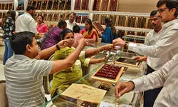 Gold surges Rs 1,100 to Rs 1,41,500 per 10g in Delhi on firm global cues Gold surges Rs 1,100 to Rs 1,41,500 per 10g in Delhi on firm global cues