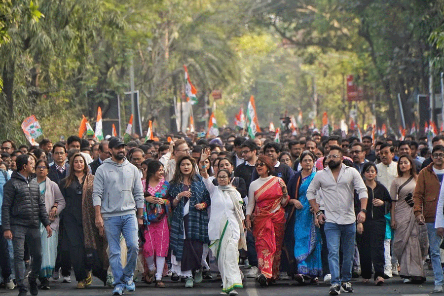 I-PAC row: Mamata hits streets, leads protest march in Kolkata against ED action I-PAC row: Mamata hits streets, leads protest march in Kolkata against ED action