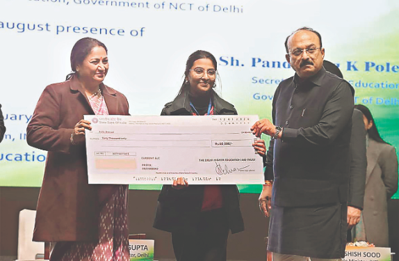 CM distributes Rs 25.25 crore scholarships to 1,709 students CM distributes Rs 25.25 crore scholarships to 1,709 students