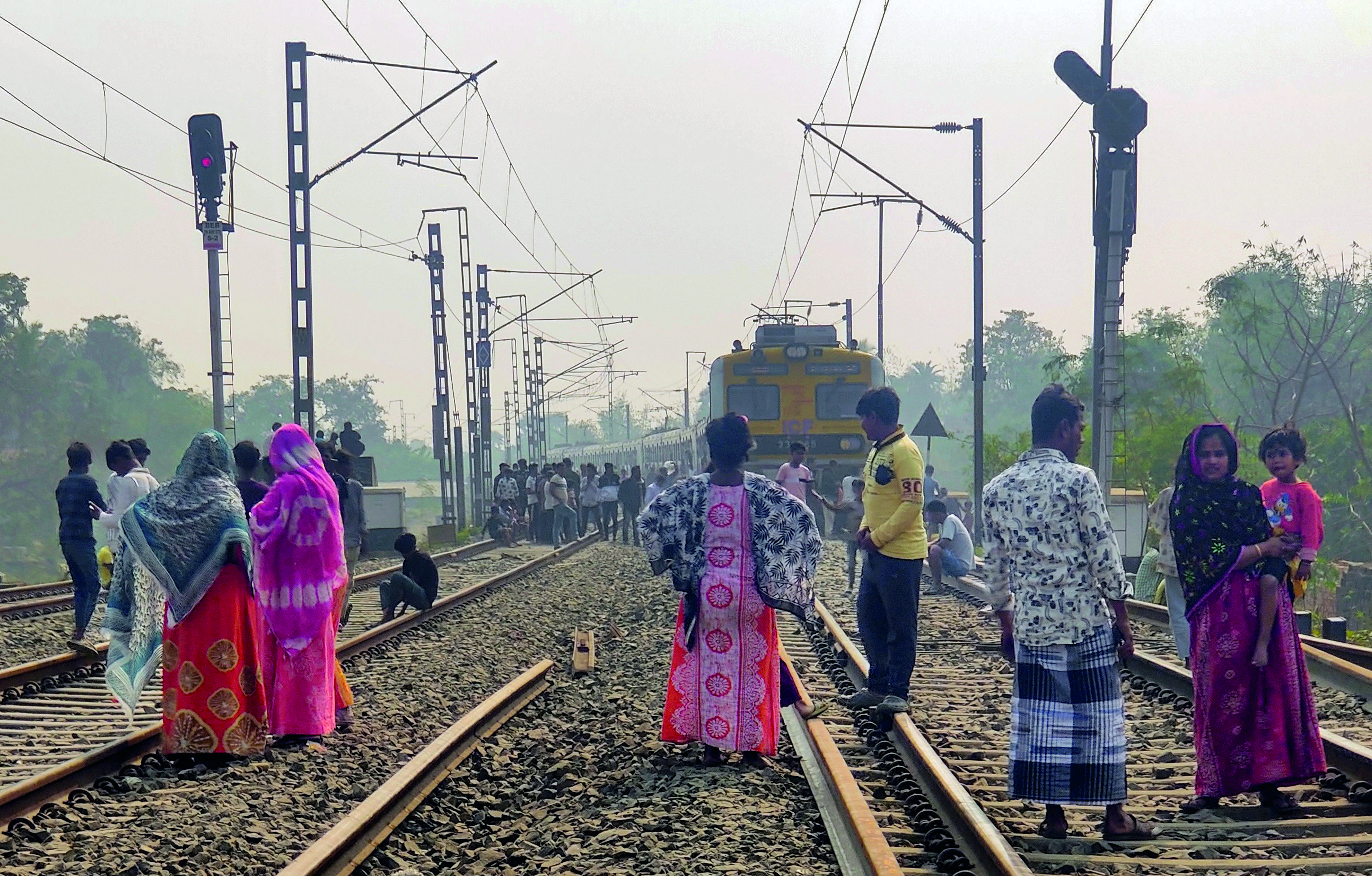 Fresh unrest in Beldanga: Railway, road link hit for second day; 30 people detained