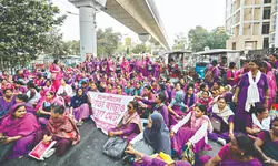 ASHA workers’ protest throws traffic out of gear in city ASHA workers’ protest throws traffic out of gear in city